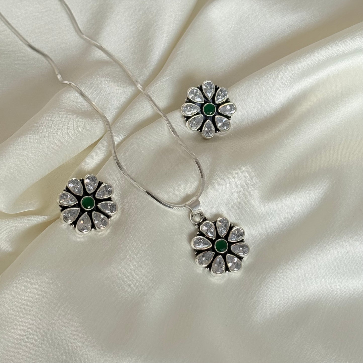 The Emerald Bloom Necklace Silver Set