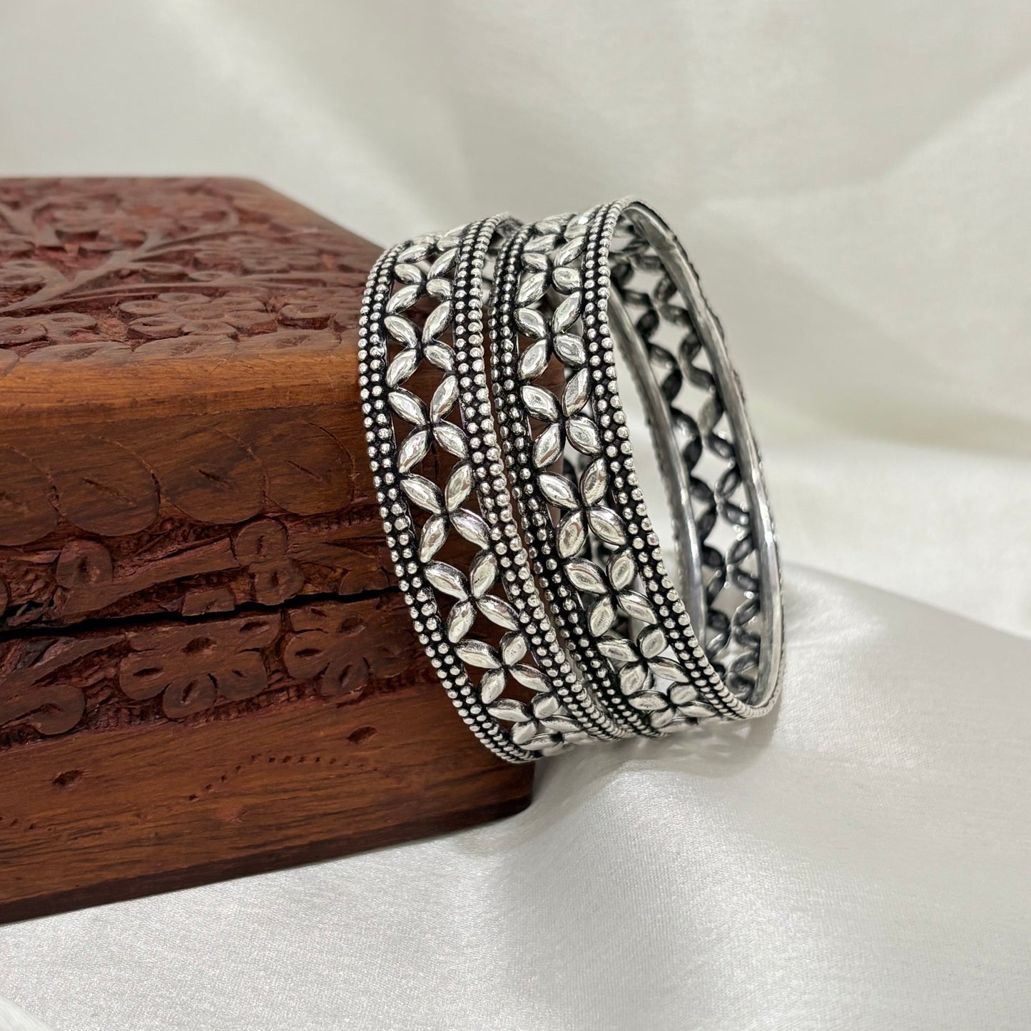 Saaj Leaf Cross Silver Bangle