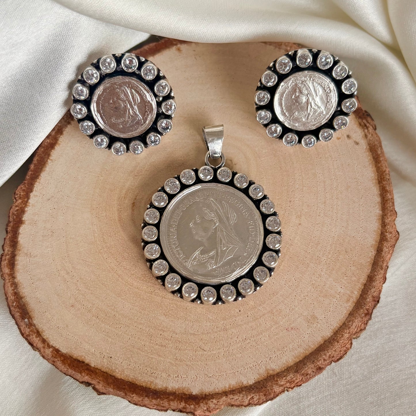 The Signature 925 Silver Coin Pendant Set