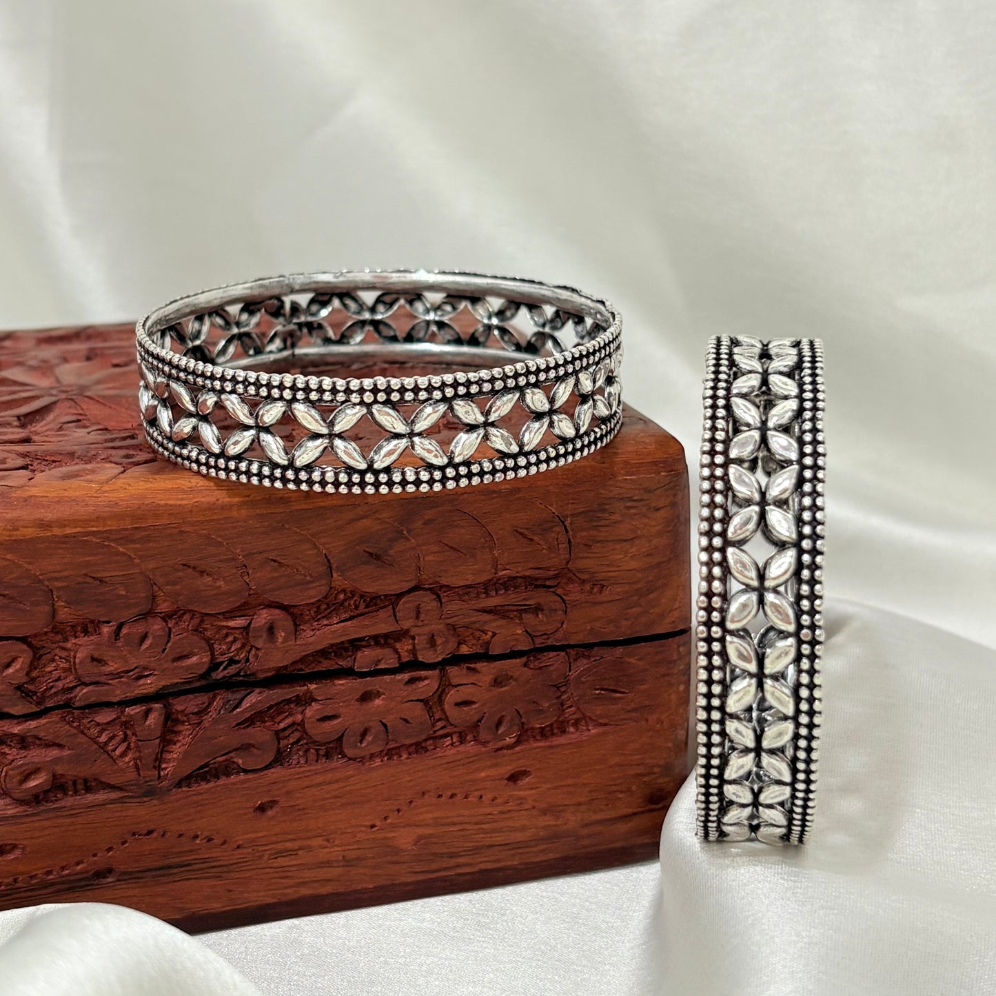 Saaj Leaf Cross Silver Bangle