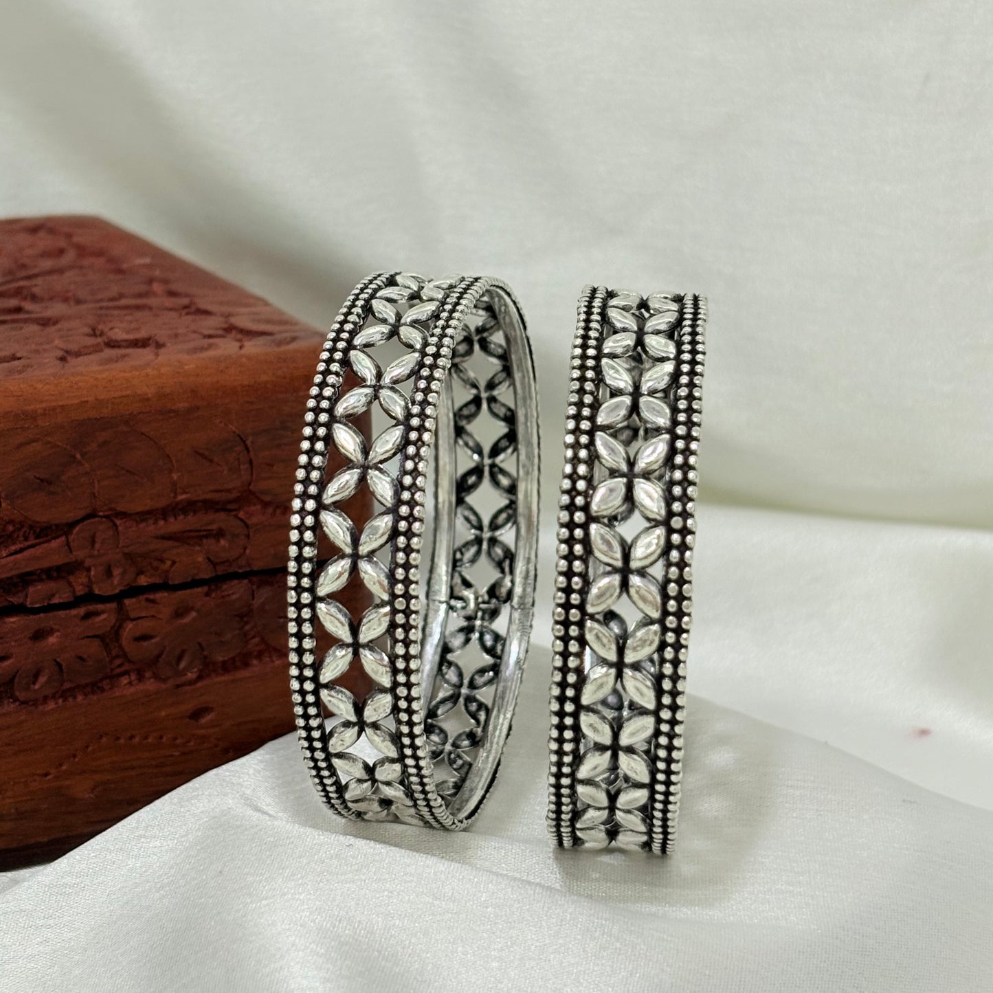 Saaj Leaf Cross Silver Bangle
