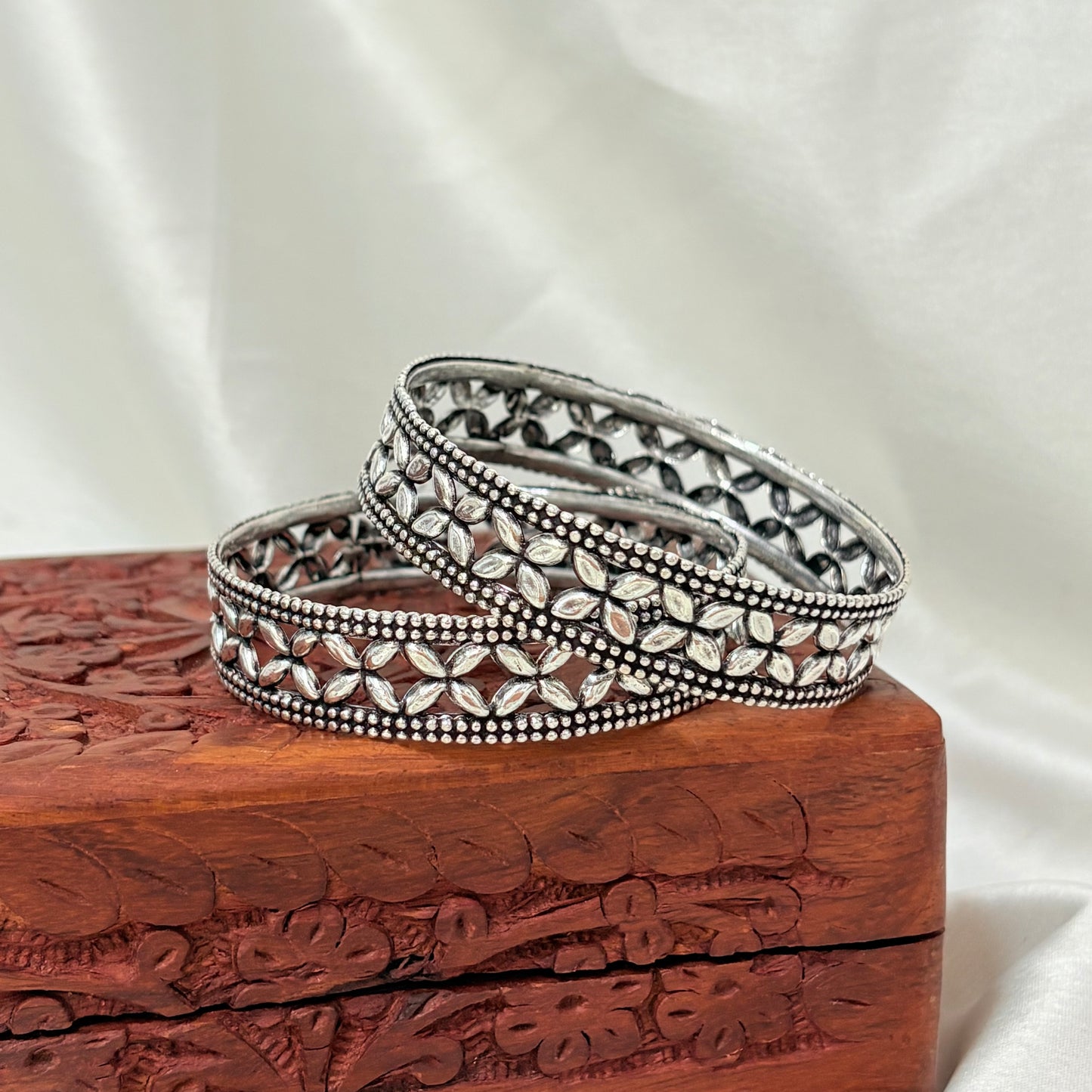 Saaj Leaf Cross Silver Bangle