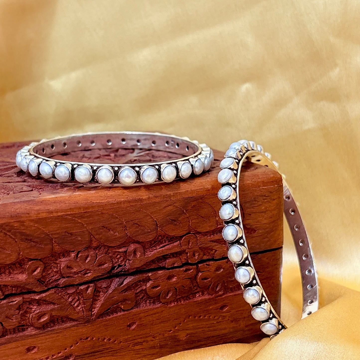 Pearl Round Silver Bangle
