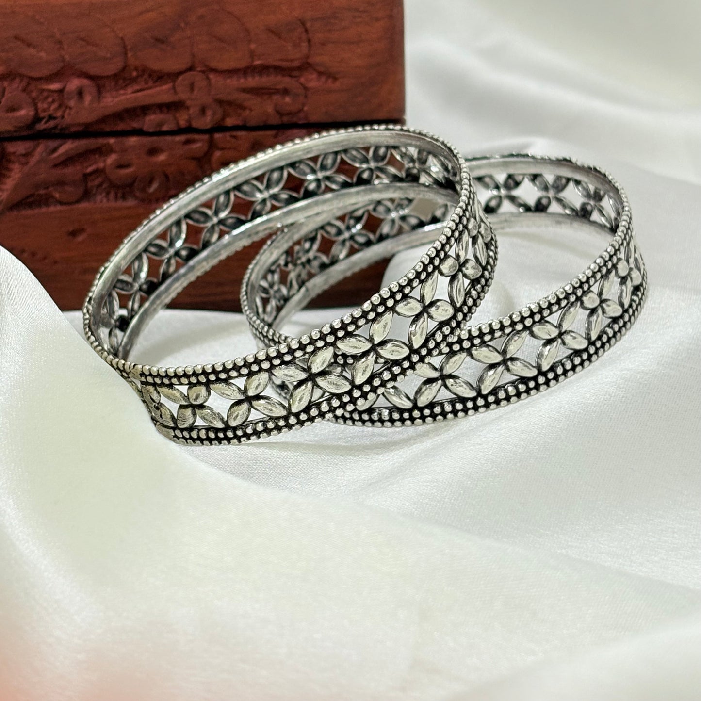 Saaj Leaf Cross Silver Bangle