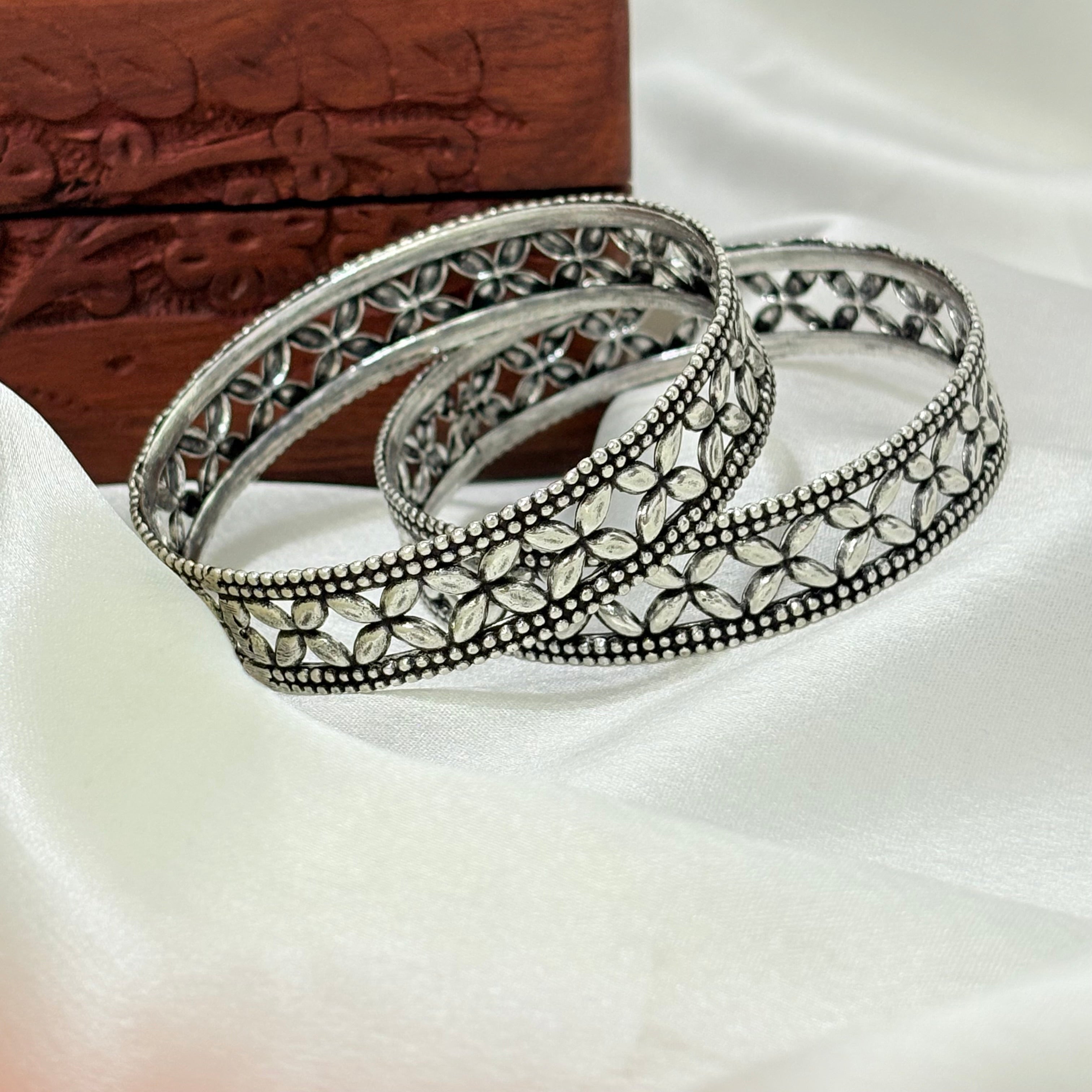 Saaj Leaf Cross Silver Bangle