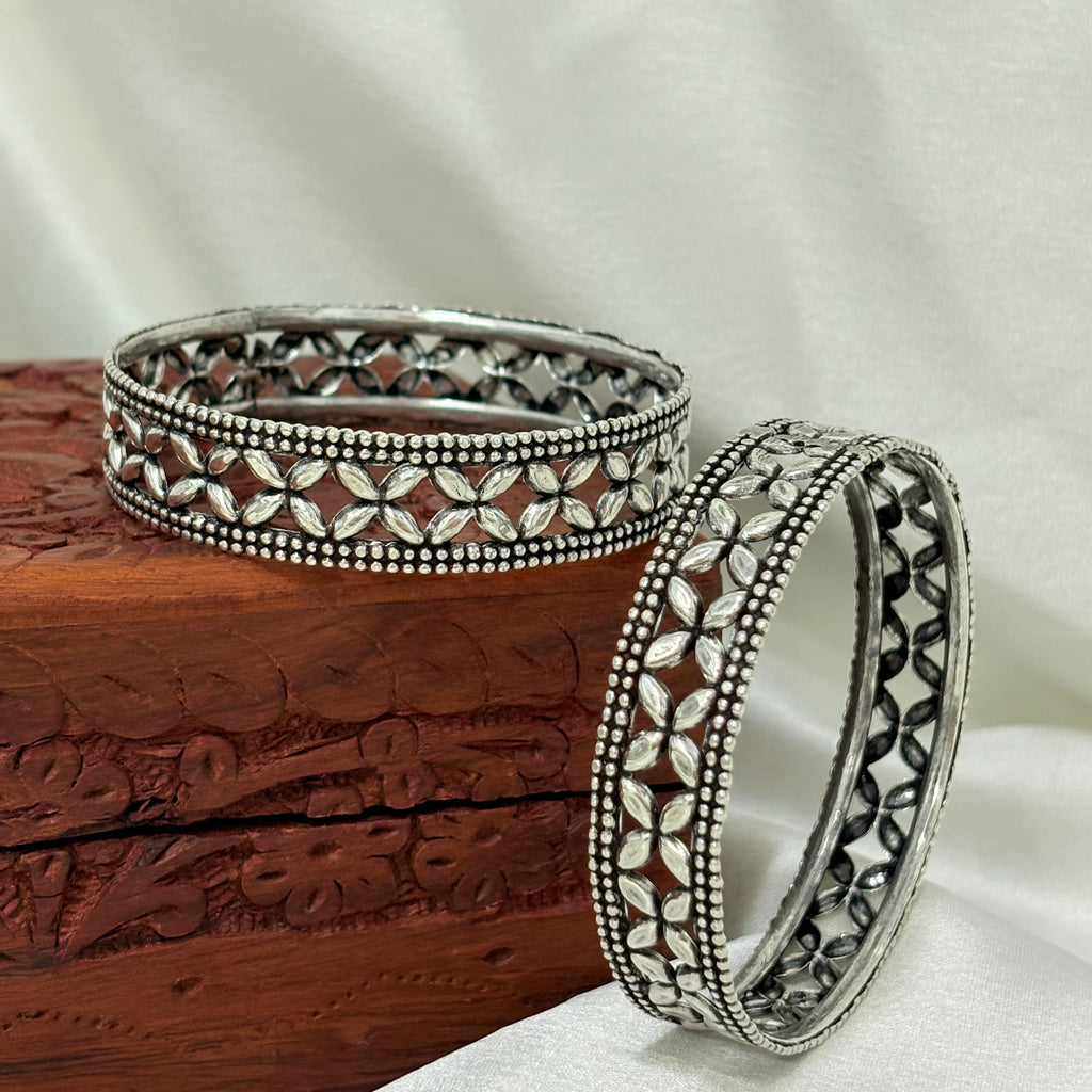 Saaj Leaf Cross Silver Bangle
