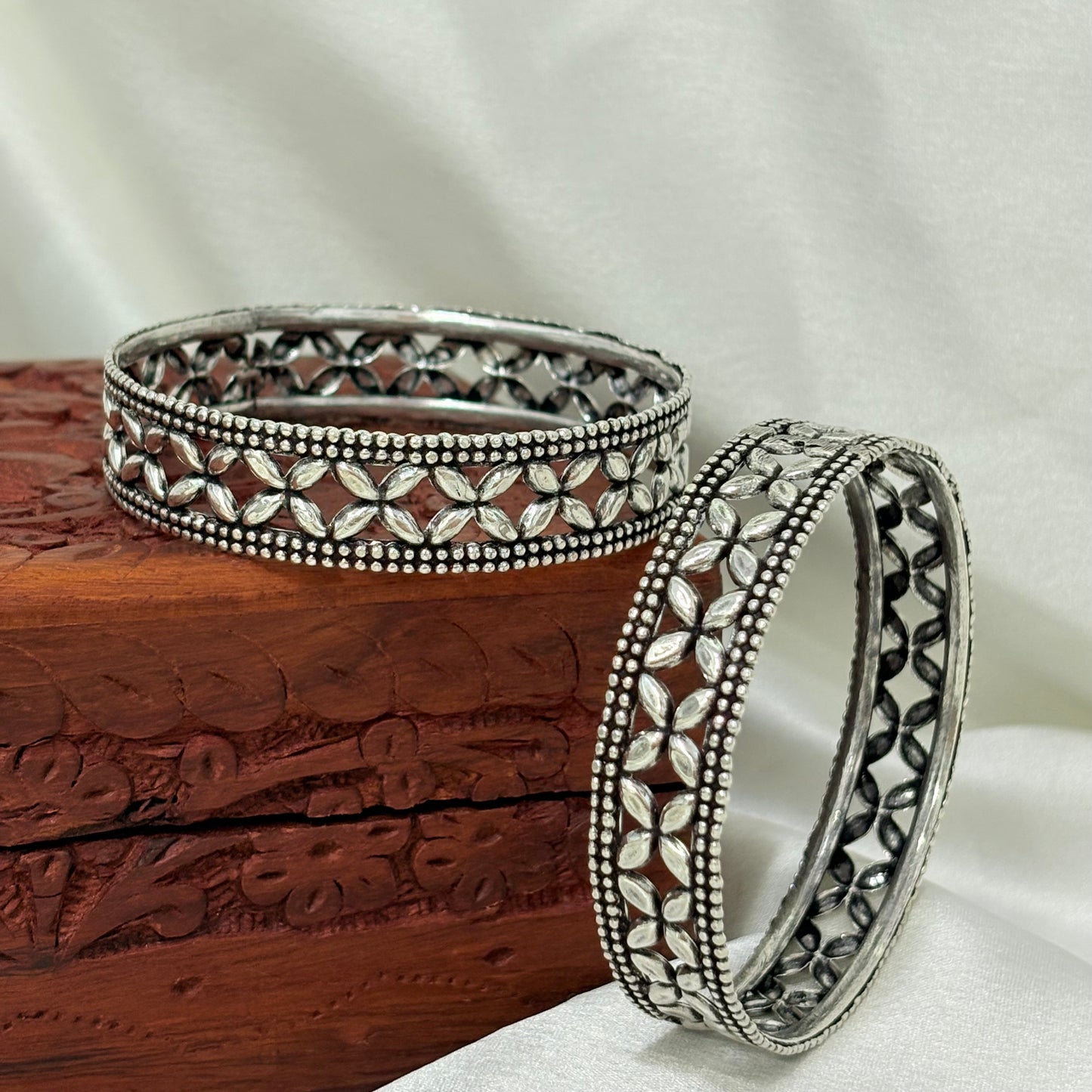 Saaj Leaf Cross Silver Bangle