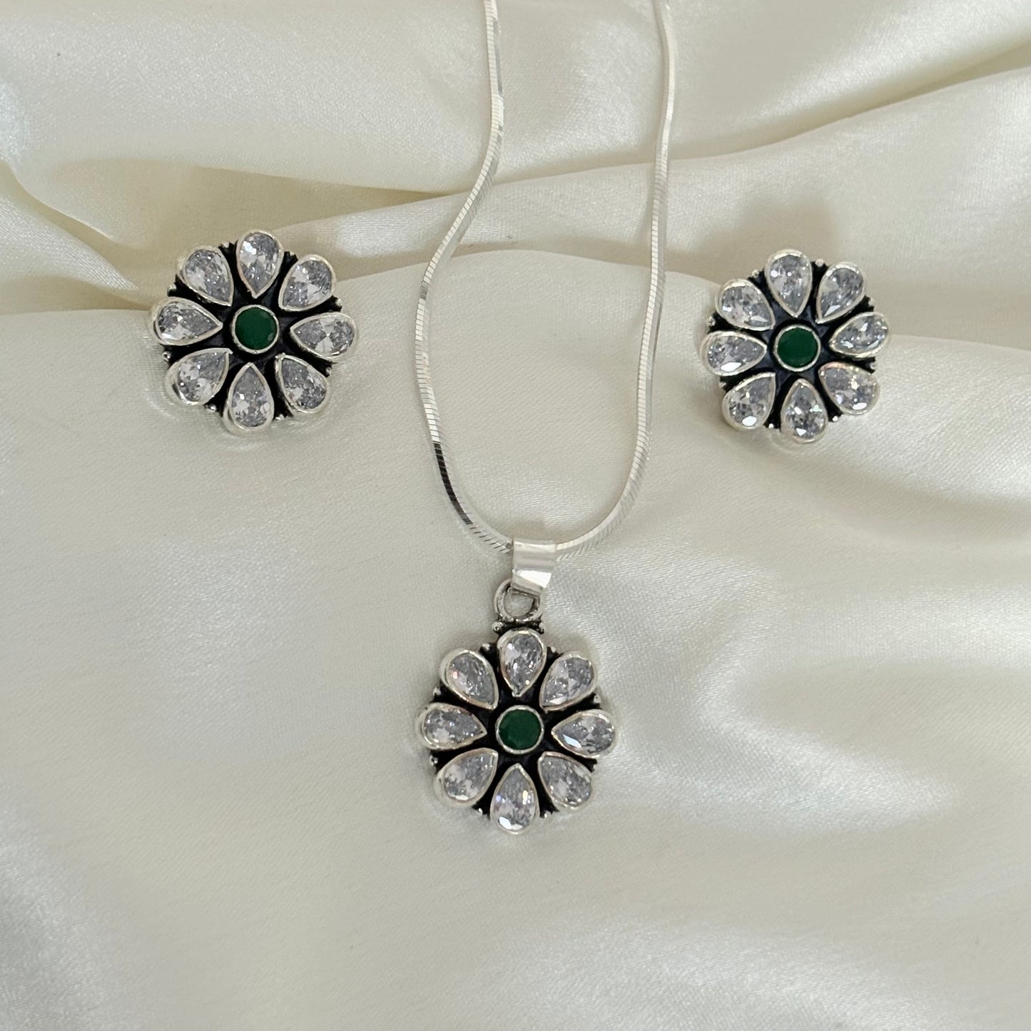 The Emerald Bloom Necklace Silver Set