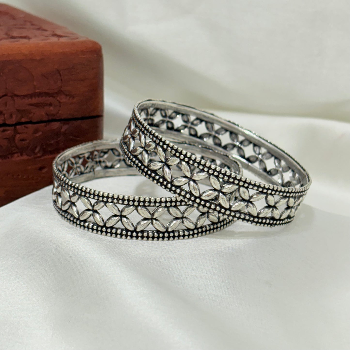 Saaj Leaf Cross Silver Bangle