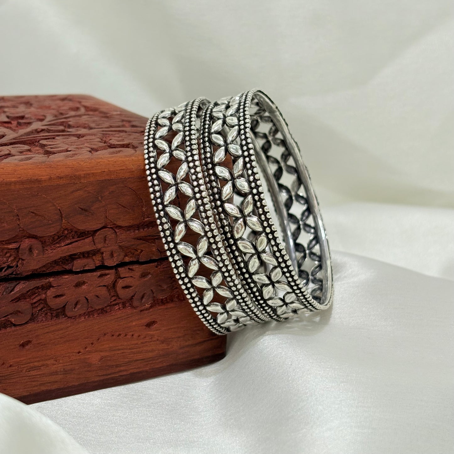 Saaj Leaf Cross Silver Bangle