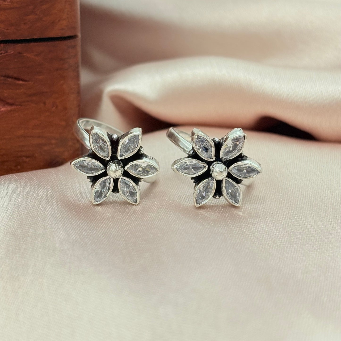 Shimmering Petal Silver Toe Ring