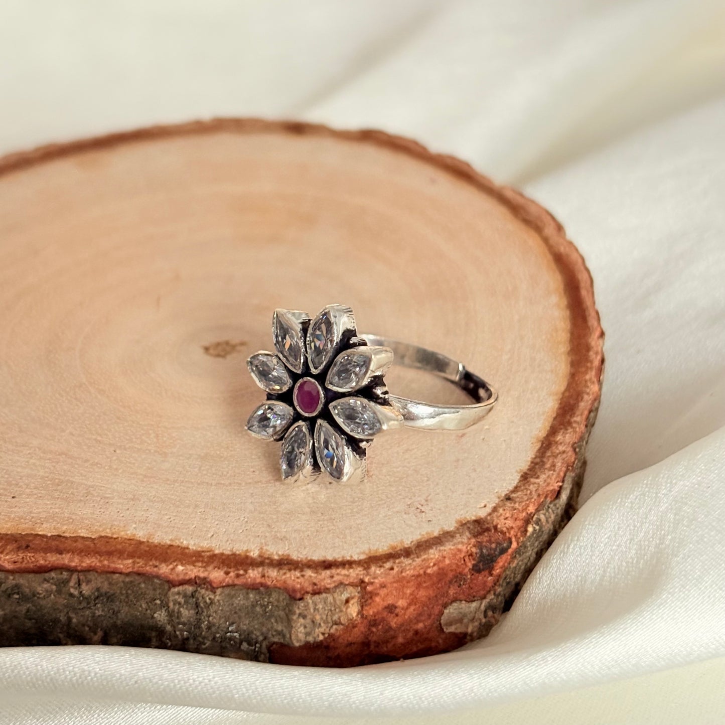 Elegant 925 Silver Floral Daisy Ring