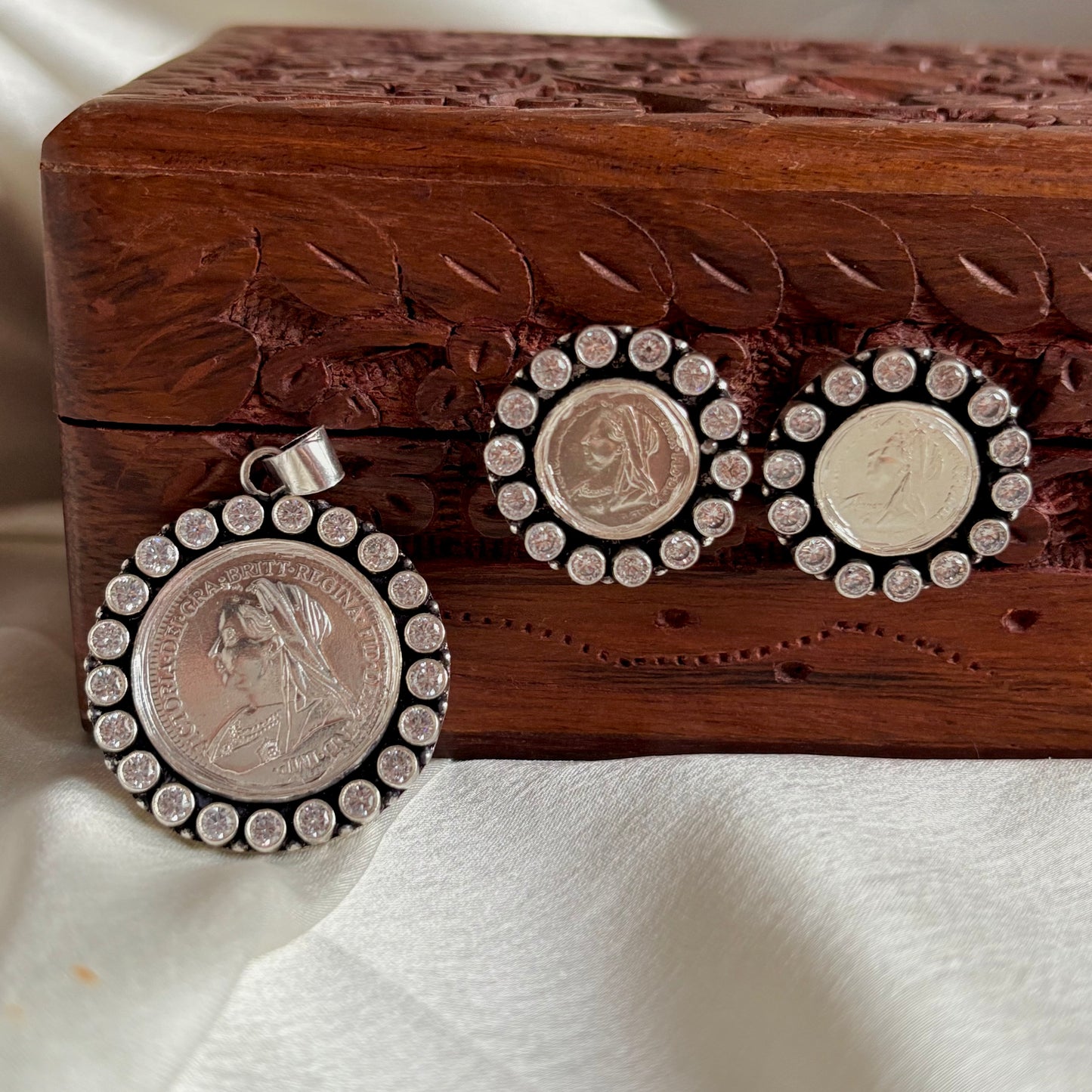 The Signature 925 Silver Coin Pendant Set