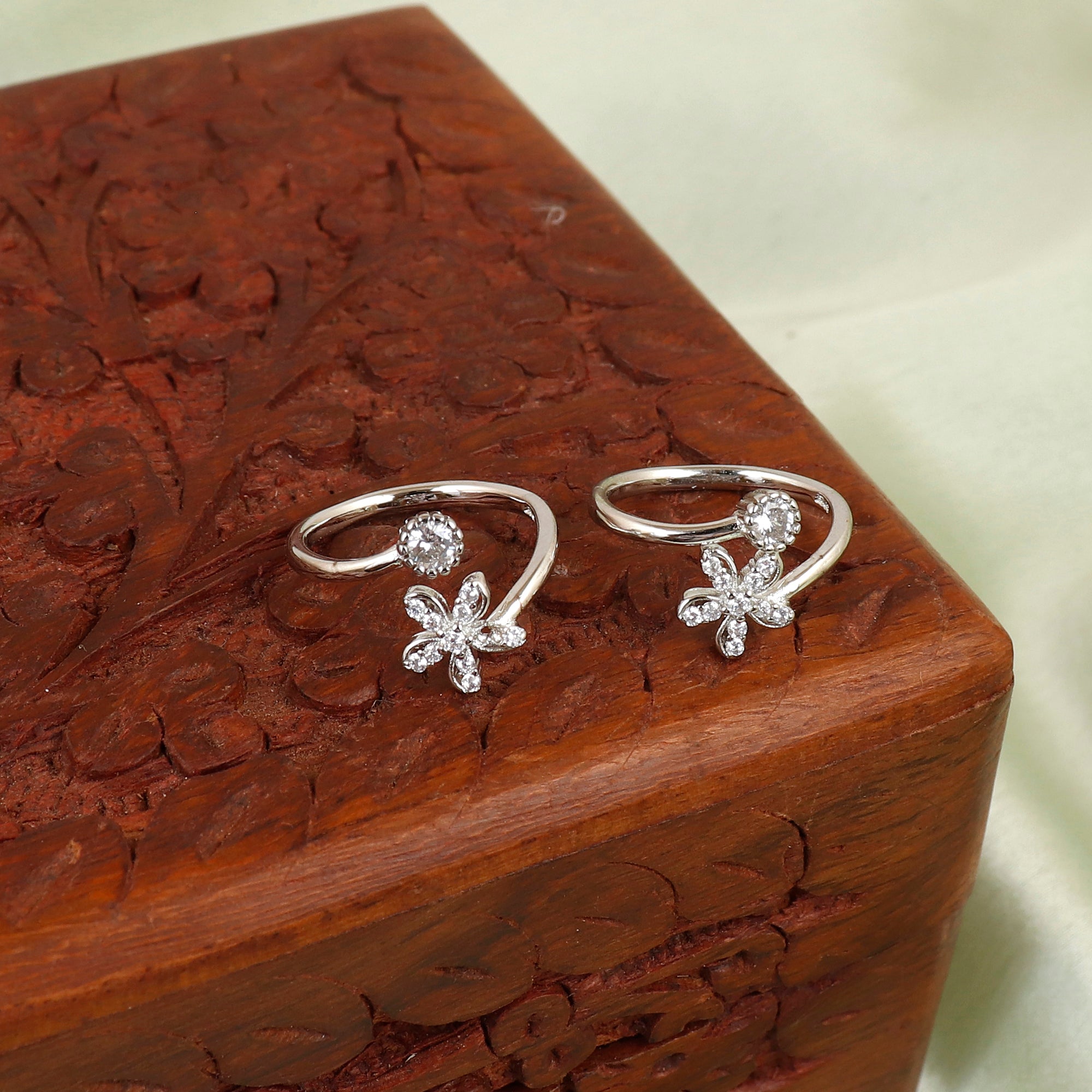 Floral Daisy Glow Silver Toerings