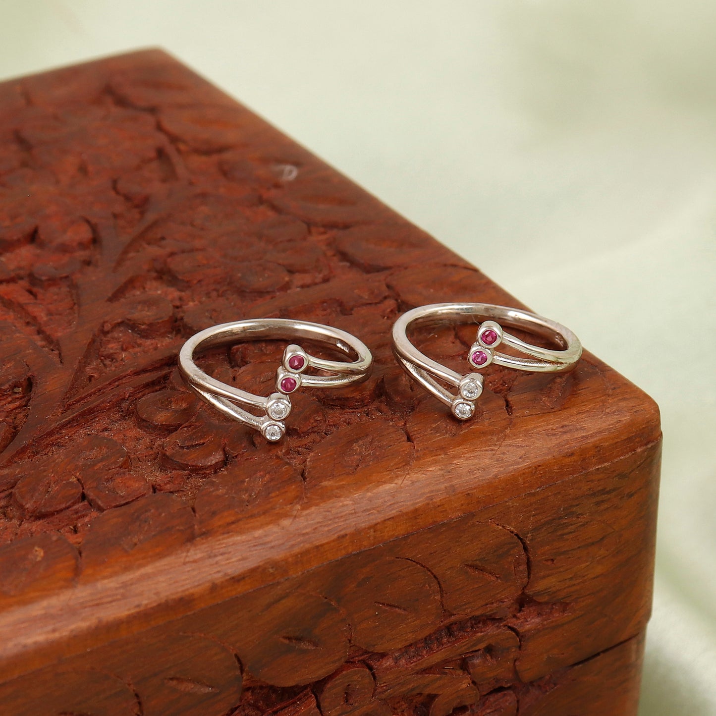 Opulent Glow Silver Toerings