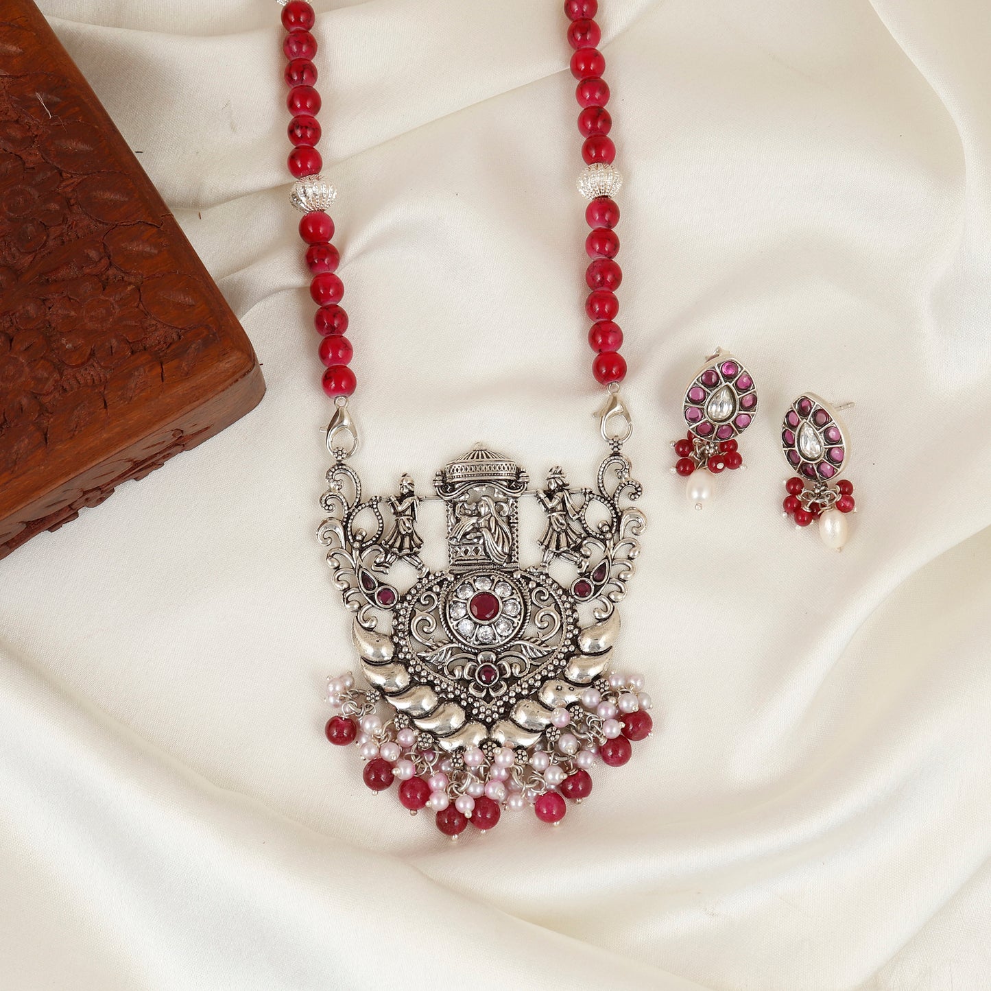 Manohari Doli Mesh Silver Necklace
