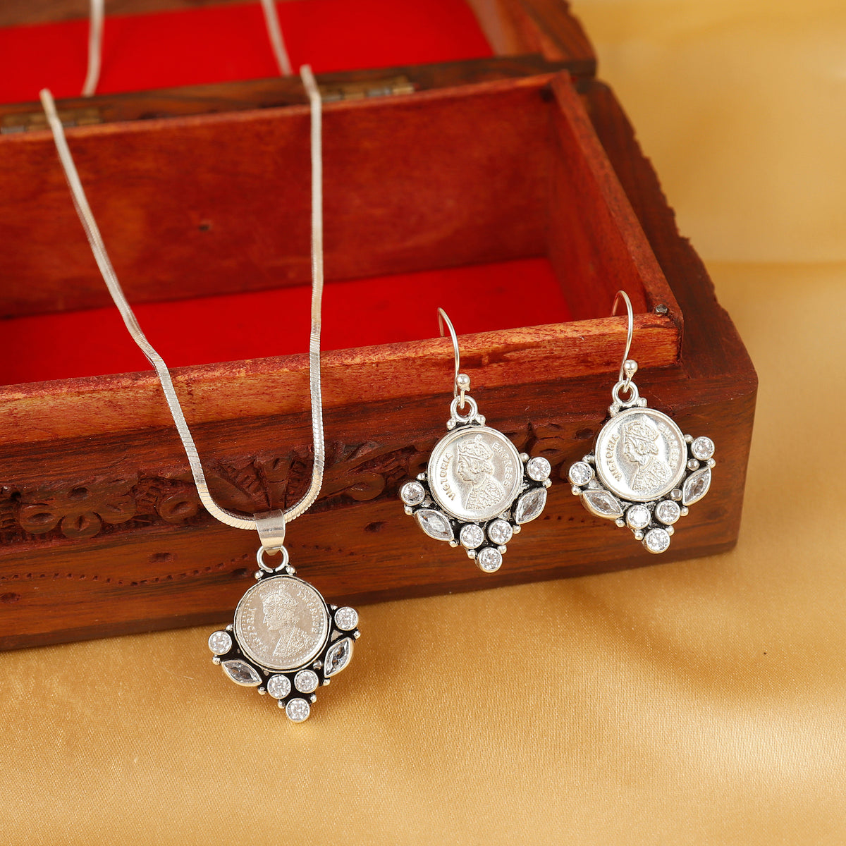 Vintage Majesty Coin Pendant Silver Set