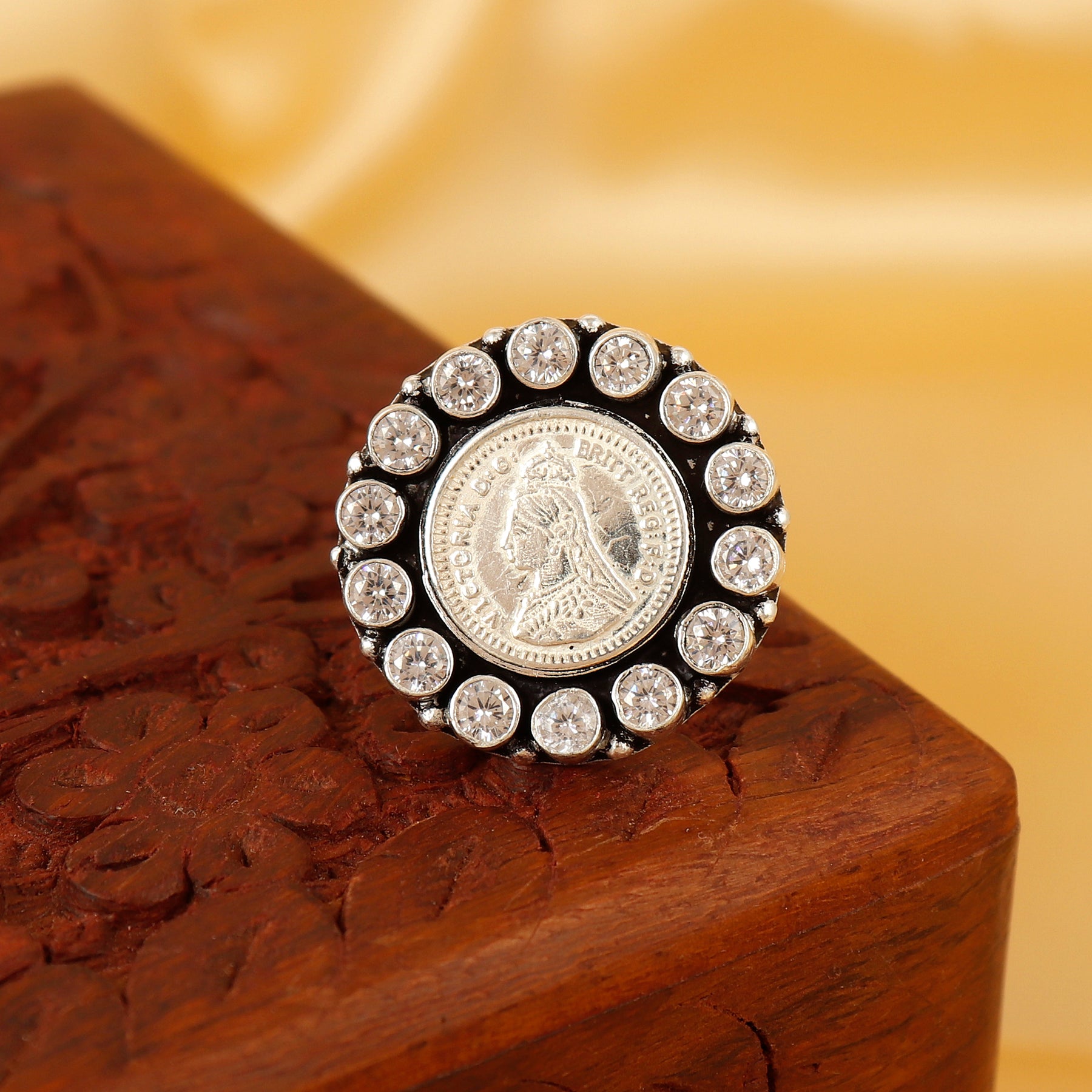 純銀製飾り物 92.5 Silver Coin Studded Heritage Queen Ring – Silver 'N' Stones