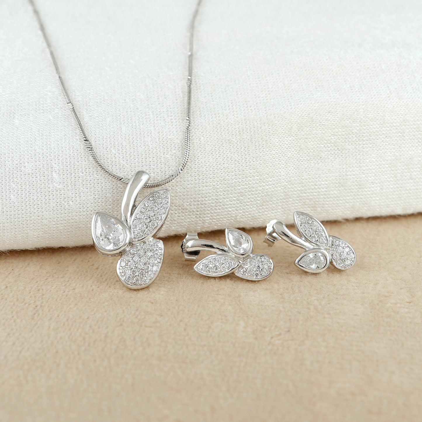 Silver Vintage Petal Pendant Set