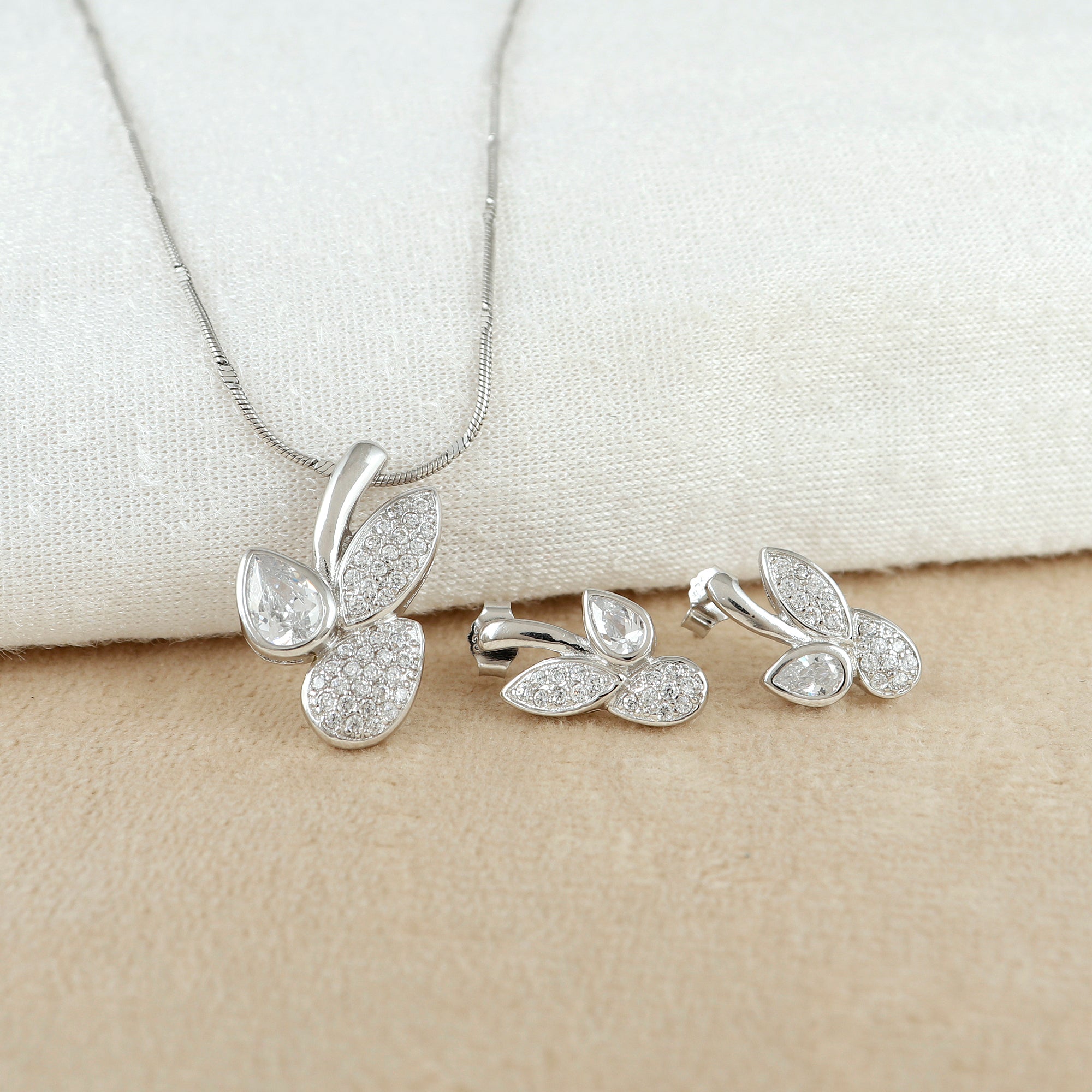 Silver Vintage Petal Pendant Set