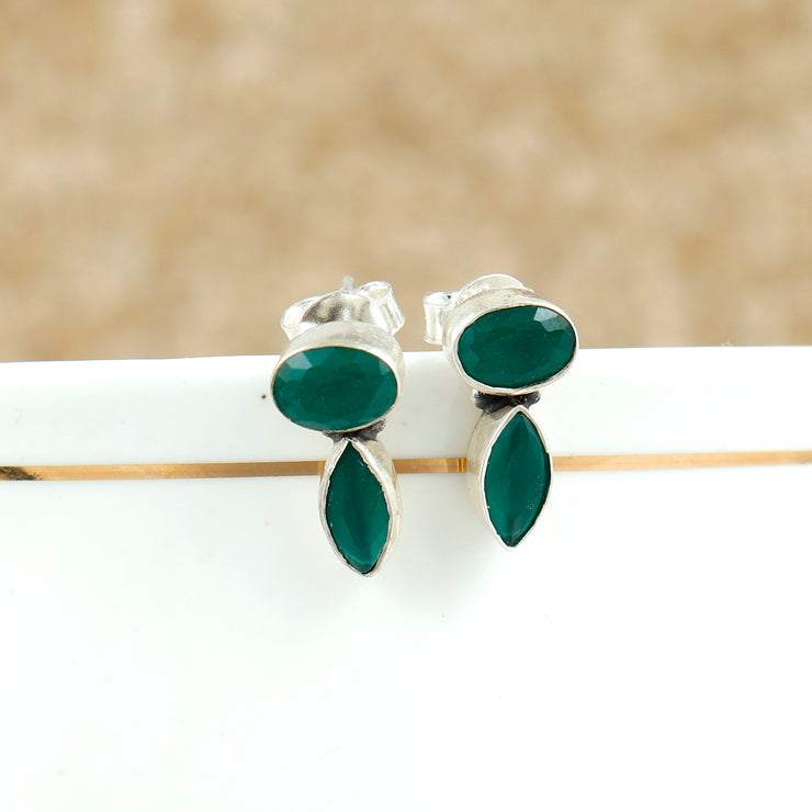 Oval emerald stud earring