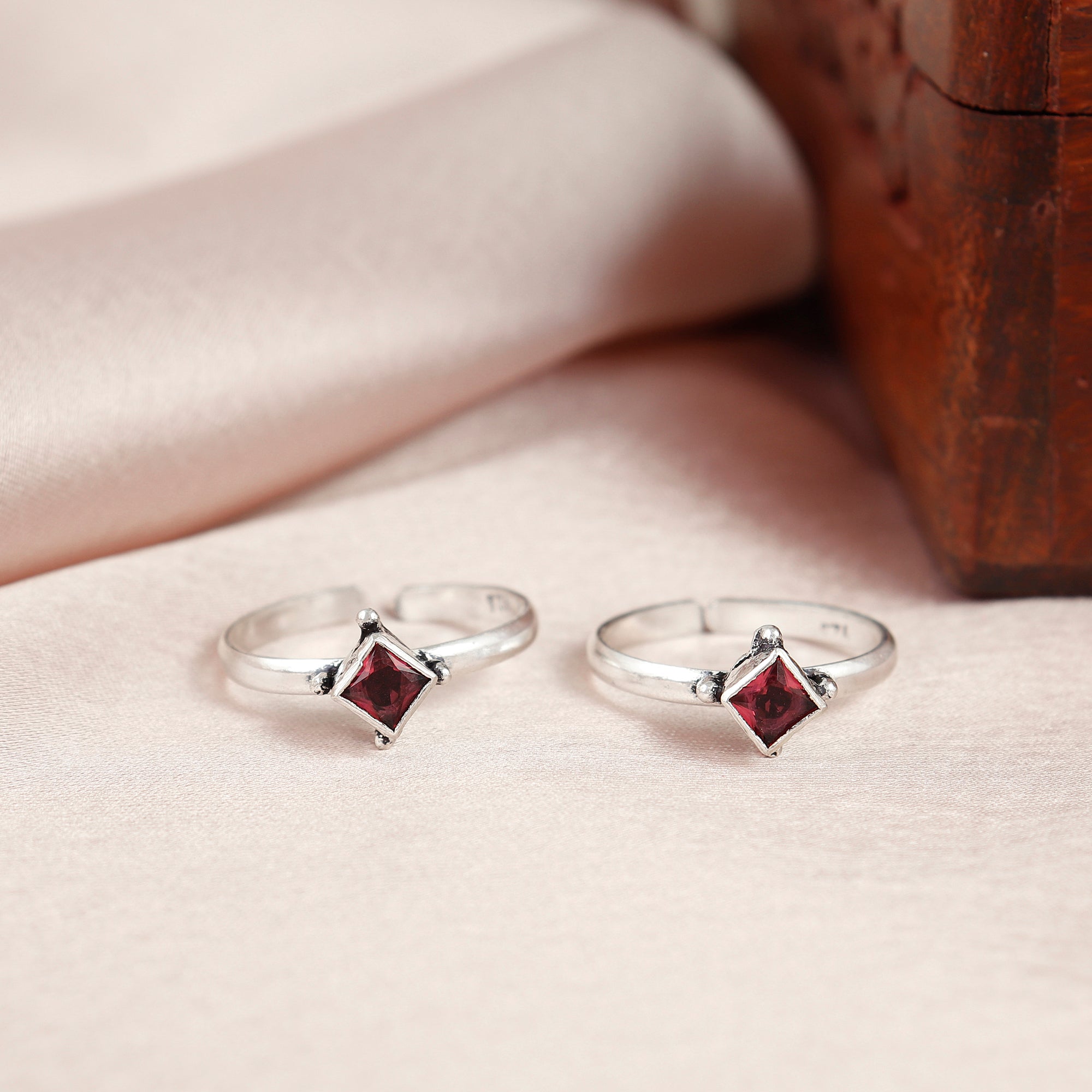 Fine Rava Jadau Silver Toe Ring