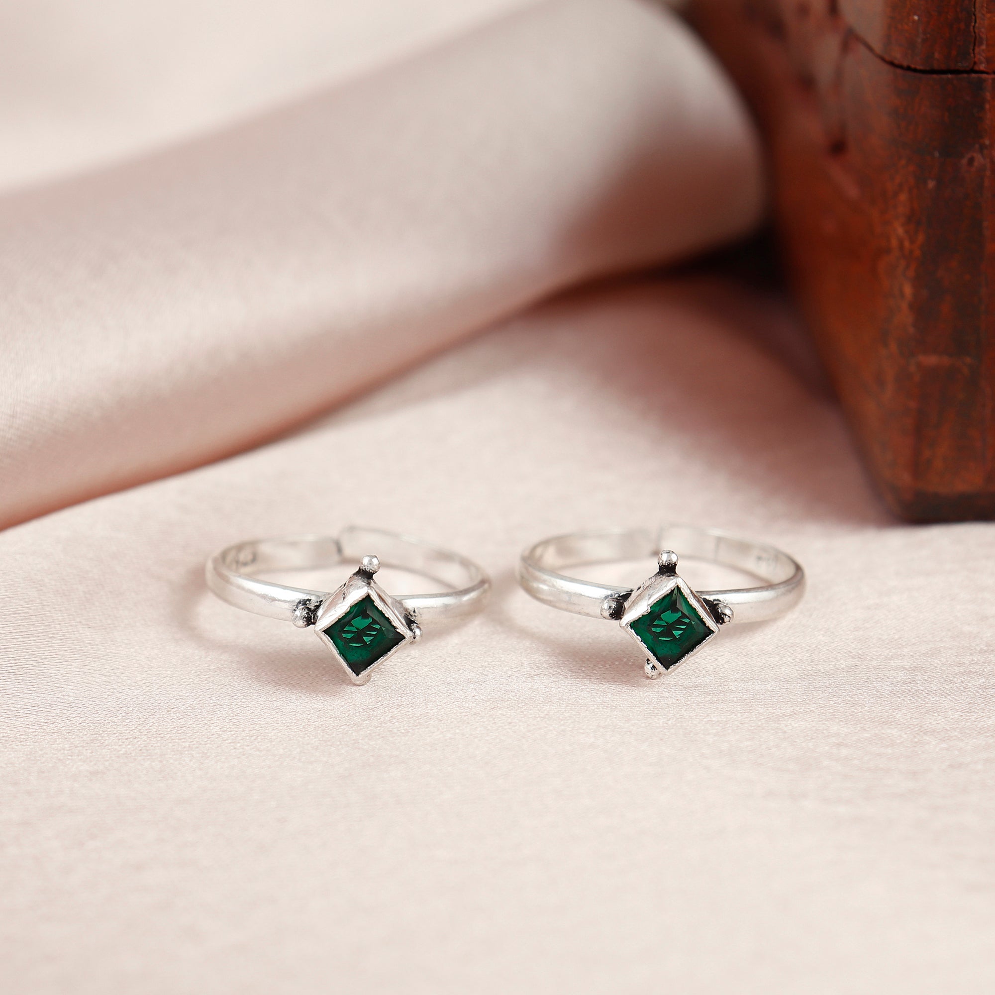 Fine Rava Jadau Silver Toe Ring