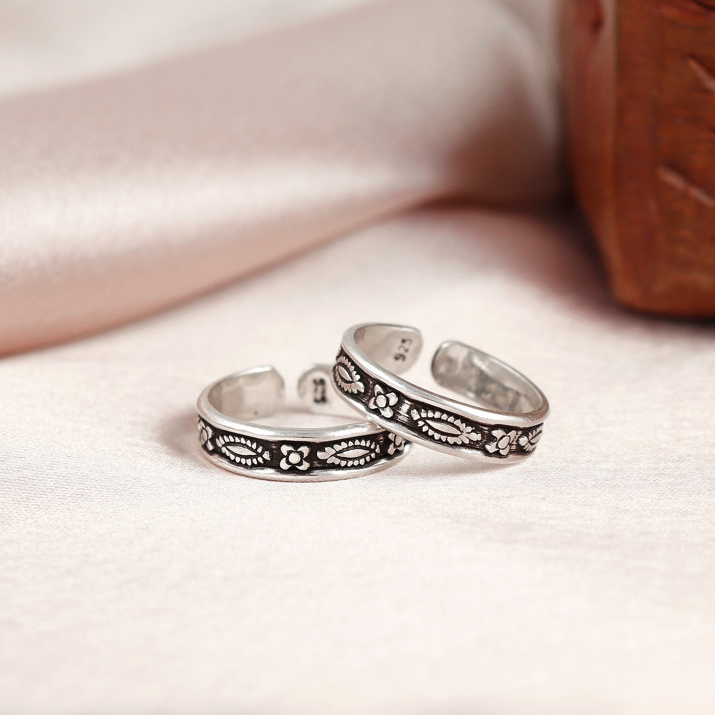 Silver Serenity Band Toe Ring