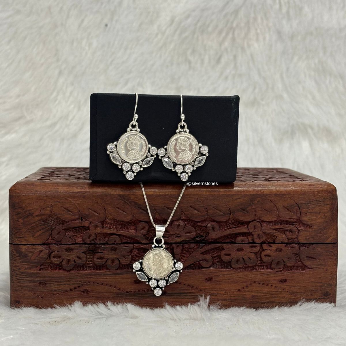 Vintage Majesty Coin Pendant Silver Set